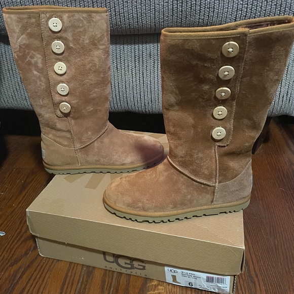 UGG Lo Pro  Chestnut Boots - Picture 1 of 8